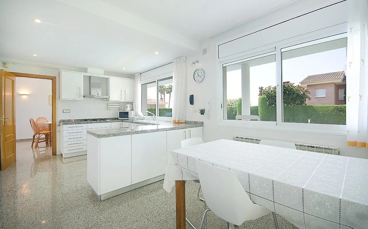 R11 Casa Blanca Con Gran Jardin Y Piscina Villa Calafell