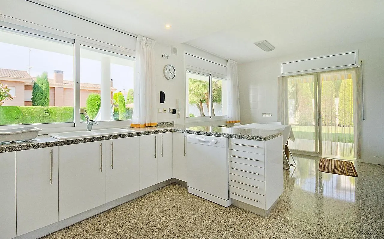 R11 Casa Blanca Con Gran Jardin Y Piscina Villa Calafell Spain