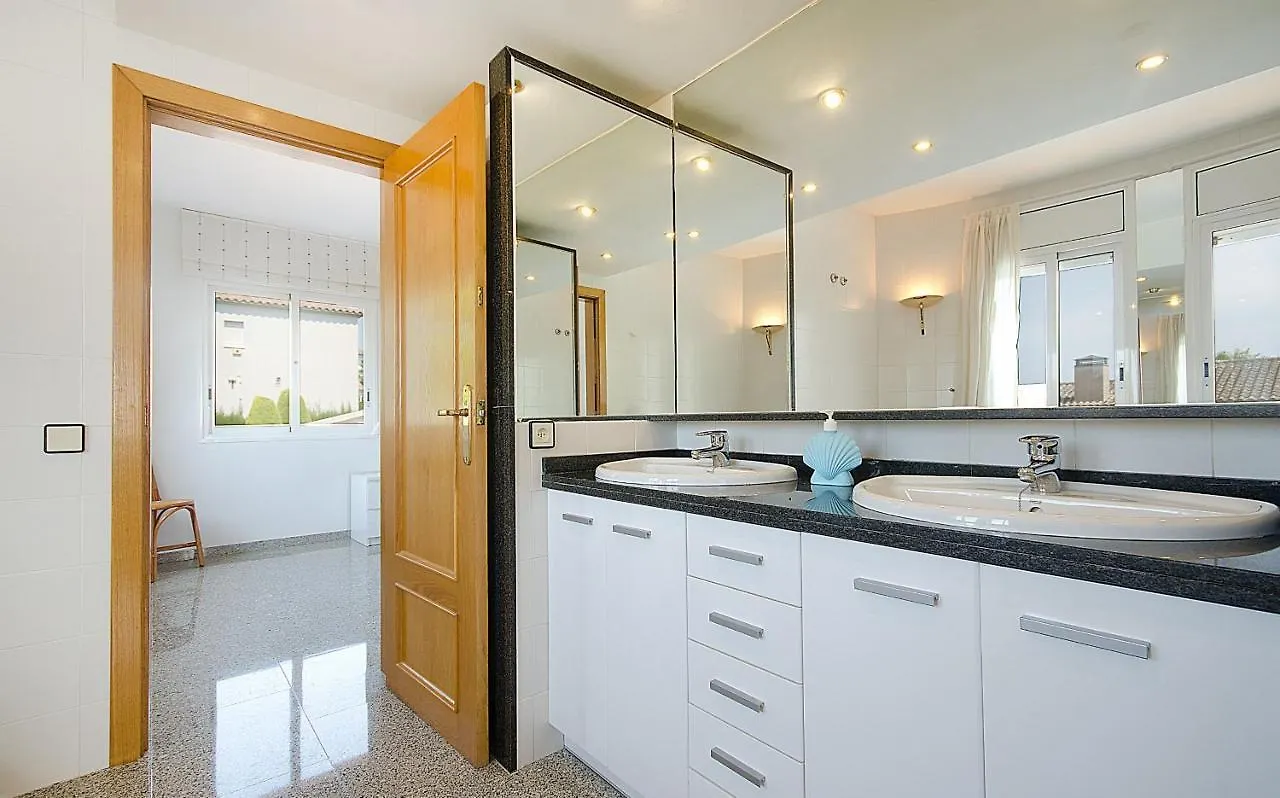 R11 Casa Blanca Con Gran Jardin Y Piscina Villa Calafell Spain
