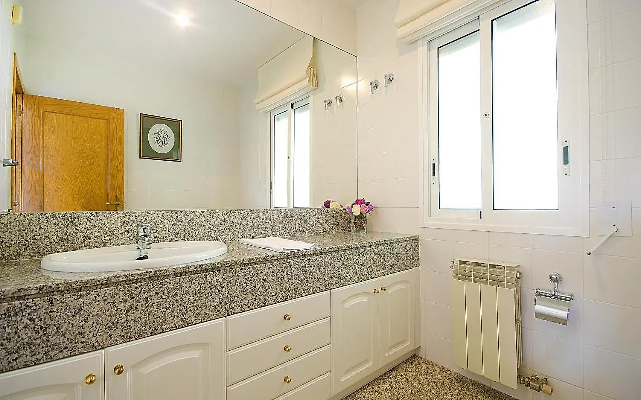 R11 Casa Blanca Con Gran Jardin Y Piscina Villa Calafell Spain